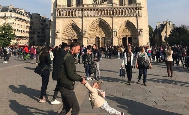 Γιατί όλοι ψάχνουν αυτόν τον πατέρα με την κόρη του