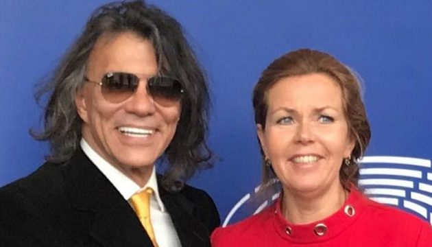 O Ψινάκης ανακοίνωσε την πρώτη του υποψήφια για την Ευρωβουλή «καρφώνοντας» Μητσοτάκη