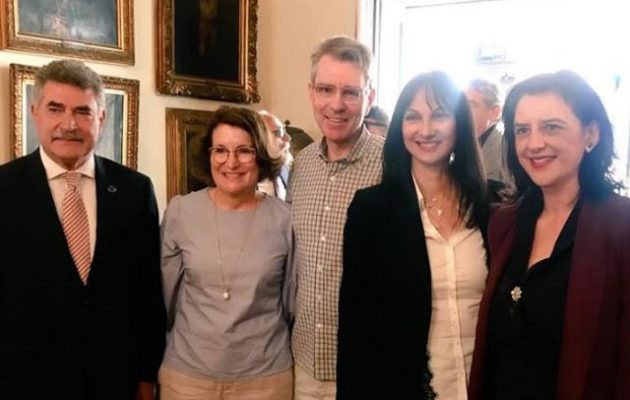 Στην Κέρκυρα για Πάσχα παρέα η Έλενα Κουντουρά και ο Αμερικανός Πρέσβης Τζέφρι Πάιατ