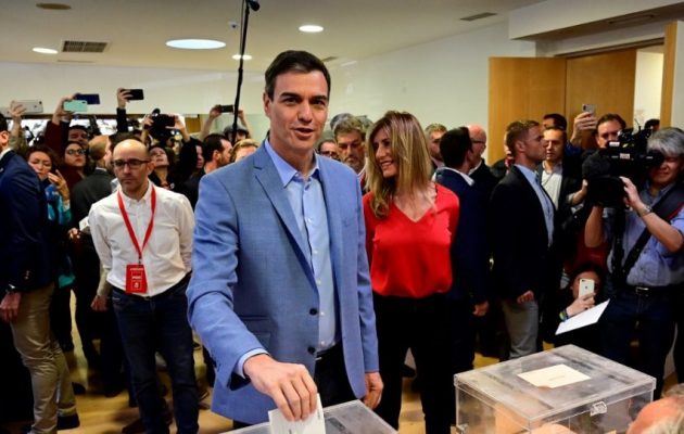 Ισπανία-εκλογές: Προηγείται ο Σάντσεθ χωρίς πλειοψηφία – Οι ακροδεξιοί μπαίνουν στη βουλή