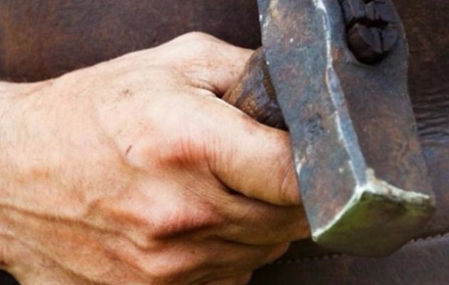 Σκότωσε τους γονείς του και τους έχτισε σε τοίχο γιατί το ζήτησε η γυναίκα του