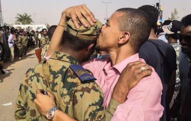 Ο στρατός του Σουδάν προσπαθεί να καθησυχάσει τους πολίτες