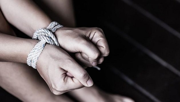 Εφιάλτης για 25χρονη: Με έκλεισαν σε ένα διαμέρισμα και έφαγα ξύλο από όλους