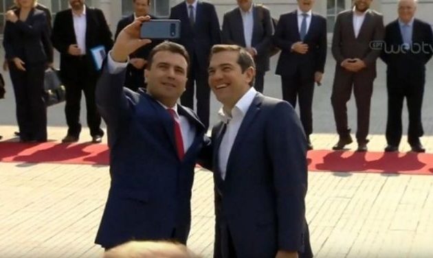 Αναμνηστική selfie έβγαλαν Τσίπρας και Ζάεφ στο κόκκινο χαλί στα Σκόπια