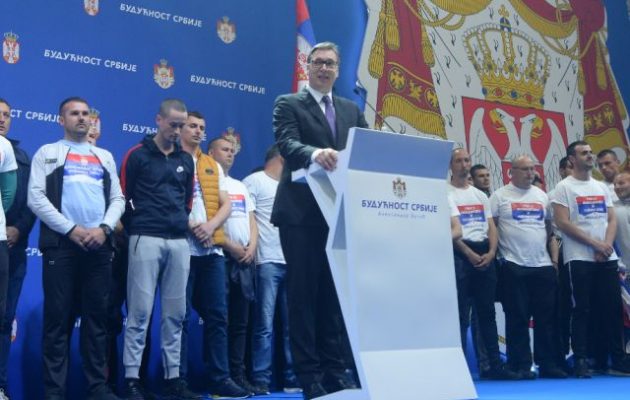 Δεκάδες χιλιάδες οπαδοί του Βούτσιτς συγκεντρώθηκαν στο Βελιγράδι