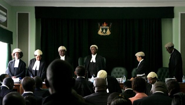 Η Zιμπάμπουε πεινάει και οι δικαστές έδωσαν χιλιάδες ευρώ για να αγοράσουν περούκες