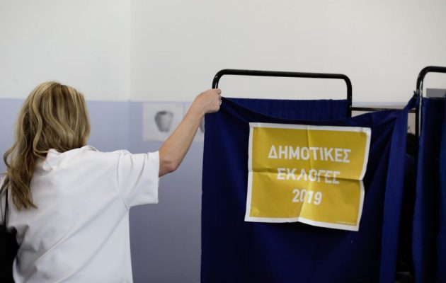 Πρόβλημα με την εφορευτική επιτροπή στο εκλογικό κέντρο που ψηφίζει ο Αλέξης Τσίπρας