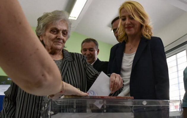 Ψήφισε η Ρένα Δούρου: Σήμερα λέμε «όχι» στην αποχή – «ναι» στη Δημοκρατία