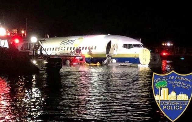 Ένα Boeing 737 γεμάτο επιβάτες κατέληξε σε ποτάμι στις ΗΠΑ