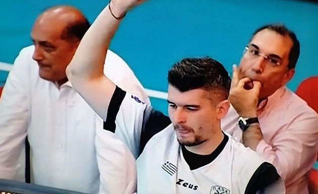 Έλληνας βουλευτής γιουχάρει παίκτες του ΠΑΟΚ – Δίπλα του ο Μαντούβαλος