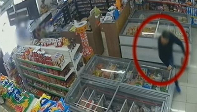 Ντοκουμέντο: Η εν ψυχρώ δολοφονία του 43χρονου κοινοτάρχη μέσα στο μαγαζί του (βίντεο)
