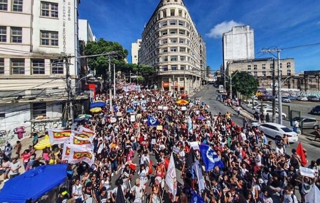 Στους δρόμους οι φοιτητές στη Βραζιλία – Διαδήλωσαν κατά του Μπολσονάρου