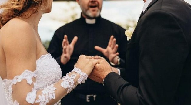 21χρονη νύφη «κλέφτηκε» με τον παπά στην Ινδία