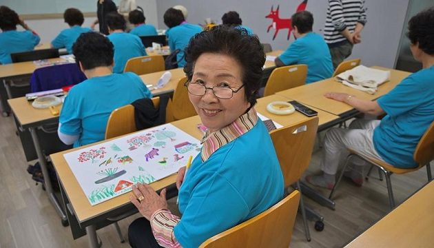 Αναλφάβητες γιαγιάδες στα θρανία – Λόγω υπογεννητικότητας δεν υπάρχουν μαθητές στη Ν. Κορέα