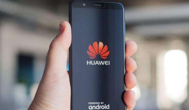 Οι ΗΠΑ συνθλίβουν τη Huawei – Προς κατάρρευση οι πωλήσεις smartphones μετά τις κυρώσεις