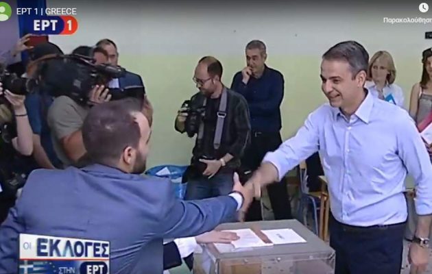 Ψήφισε στην Κηφισιά ο Κυριάκος Μητσοτάκης: Εμπιστεύομαι απόλυτα την κρίση των πολιτών