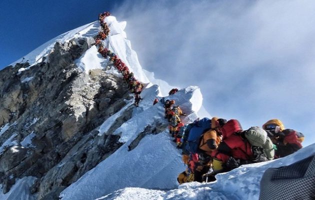 Oρειβάτες προσπερνούν…  πτώμα για να φτάσουν στην κορυφή του Έβερεστ (φωτο)