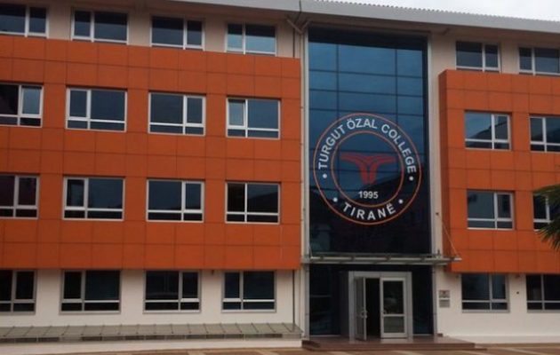Στην Αλβανία εκατοντάδες μαθητές εγγράφονται σε τουρκικά σχολεία