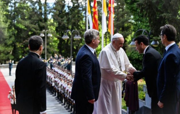 Με ψωμί και αλάτι υποδέχτηκαν τον Πάπα στη Βόρεια Μακεδονία