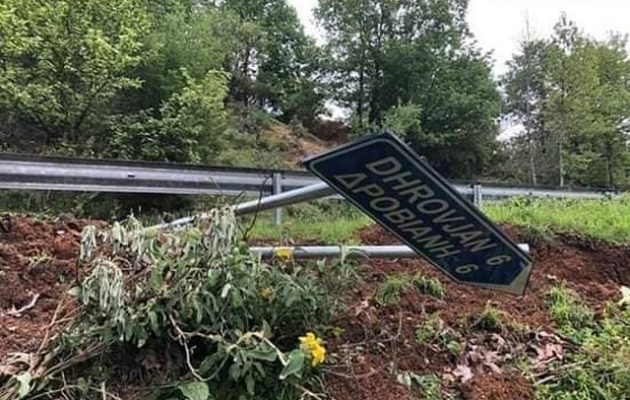 Στην Αλβανία λένε ότι «Έλληνες εξτρεμιστές» κατέστρεψαν τις νέες πινακίδες