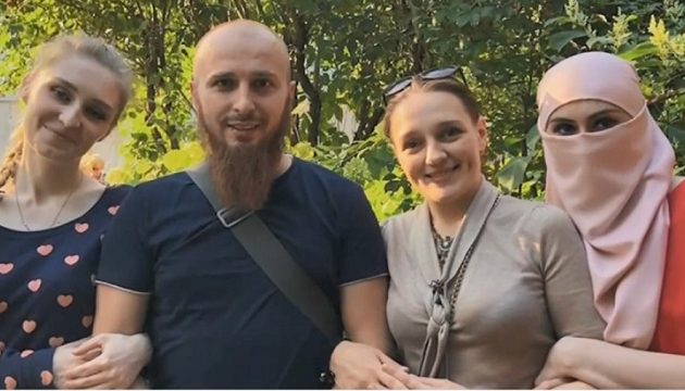 34χρονος Ρώσος ζει με τρεις γυναίκες – Τι κάνει όταν τον εκνευρίζουν