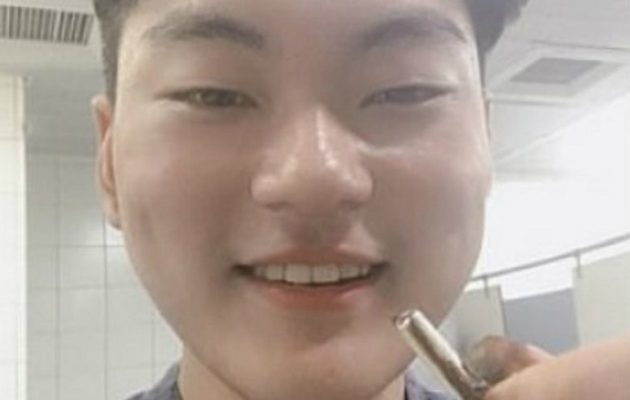 Κατάπιε τα ακουστικά ενώ κοιμόταν και συνέχιζαν να παίζουν στο στομάχι του