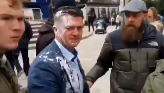 Βρετανός ακροδεξιός υποψήφιος ευρωβουλευτής «έφαγε» μιλσκέικ στο κεφάλι (βίντεο)