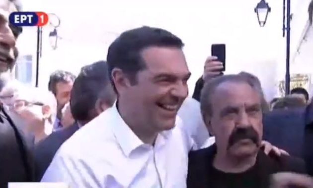 Με μαντινάδες υποδέχτηκαν τον Αλέξη Τσίπρα στα δημοκρατικά Ανώγεια (βίντεο)