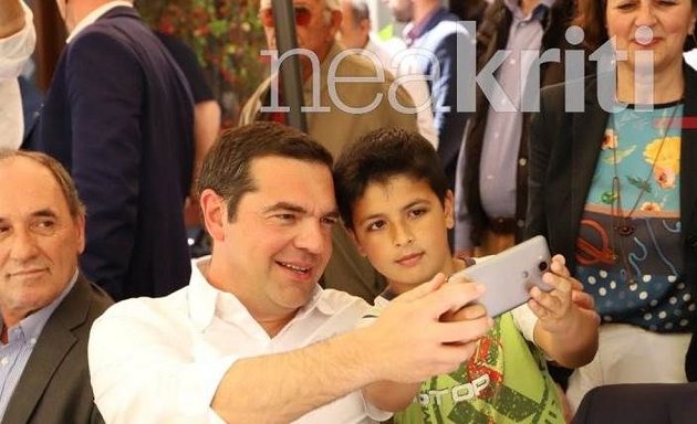 Οι σέλφι του Τσίπρα με τα παιδιά και πασίγνωστo ποδοσφαιριστή στην Κρήτη (φωτο)