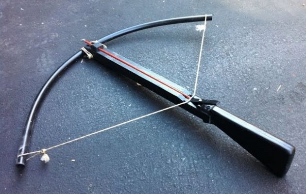 Θρίλερ με τον θάνατο τριών ανθρώπων από βέλη βαλίστρας σε ξενοδοχείο