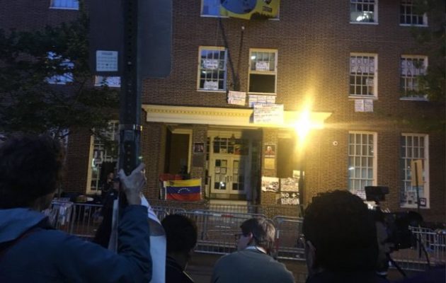 Η αμερικανική Αστυνομία εισήλθε στην Πρεσβεία της Βενεζουέλας – Έξαλλος ο Μαδούρο