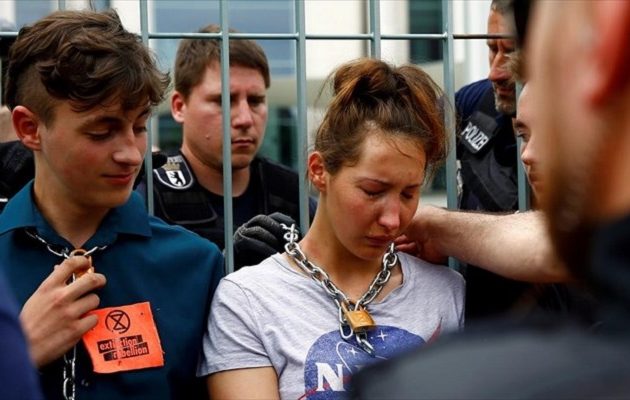 Γερμανοί ακτιβιστές αλυσοδέθηκαν στην καγκελαρία – Γιατί κατηγορούν τη Μέρκελ