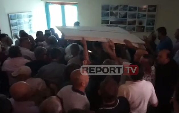 Στην Αλβανία οπαδοί της αντιπολίτευσης έσπασαν εκλογικά γραφεία