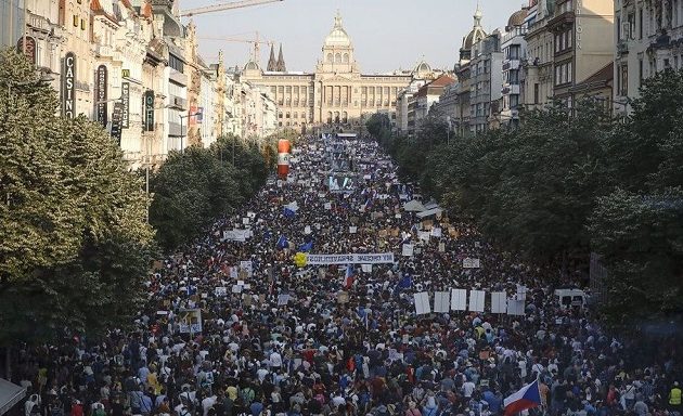 Η μεγαλύτερη διαδήλωση εδώ και δεκατίες στην Τσεχία: «Παραιτήσου Μπάμπις – Κουραστήκαμε»