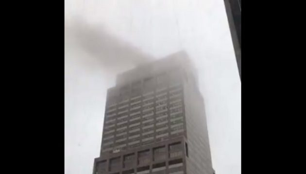 Συναγερμός στο Μανχάταν: Ελικόπτερο έπεσε πάνω σε κτίριο (βίντεο)