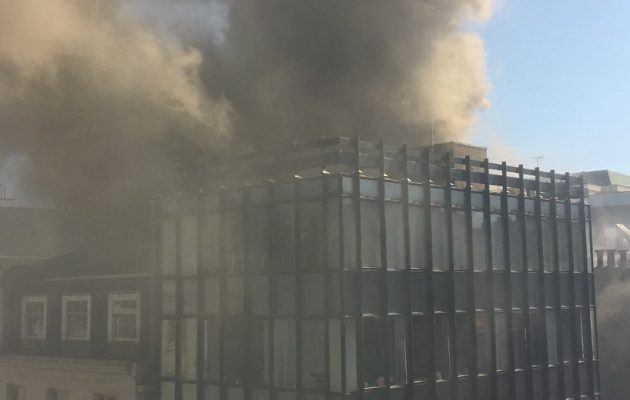 Συναγερμός στο Λονδίνο: Μεγάλη πυρκαγιά σε κτίριο στο Μέιφερ