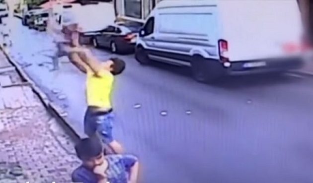 2χρονη πέφτει από μπαλκόνι και περαστικός την πιάνει στον αέρα (βίντεο)