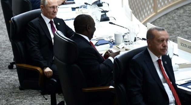 O Πούτιν φοβάται μήπως τον δηλητηριάσουν; Πήρε μαζί την κούπα του