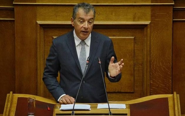 Αποσύρεται από την πολιτική ο Θεοδωράκης – «Φεύγω πολιτικά ηττημένος»