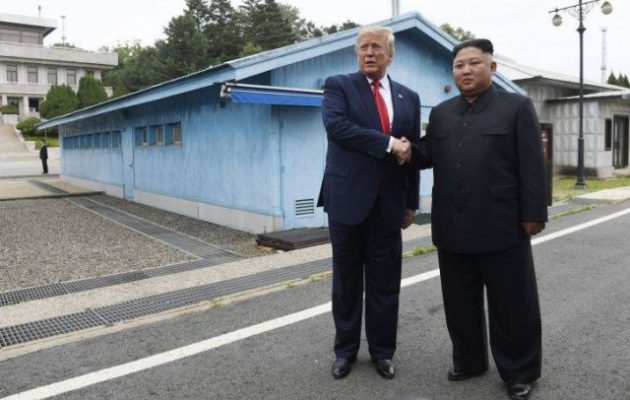 Ο Τραμπ περπάτησε στο έδαφος της Βόρειας Κορέας και ο Κιμ της Νότιας (βίντεο)