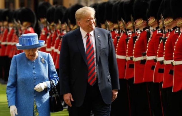 Το Λονδίνο υποδέχεται με διαδηλώσεις τον Τραμπ – Το απόγευμα θα συναντηθεί με τη Βασίλισσα
