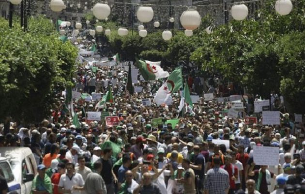 Στους δρόμους χιλιάδες Αλγερινοί ζητούν αλλαγή στην πολιτική ηγεσία