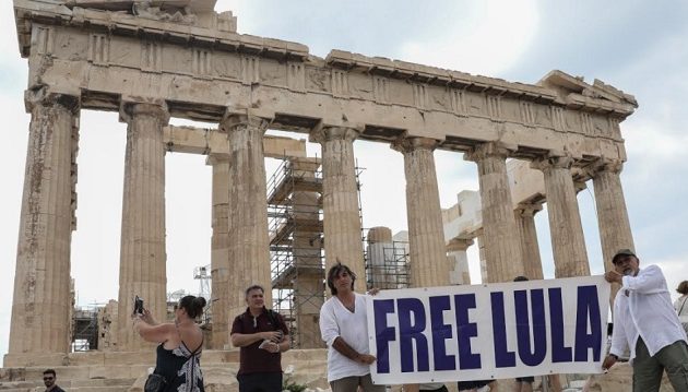 Ακτιβιστές ύψωσαν πανό στην Ακρόπολη για την απελευθέρωση του Λούλα