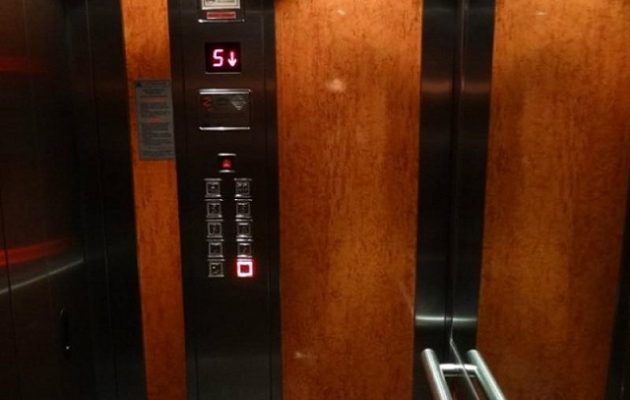 50χρονη εγκλωβίστηκε 27 ώρες σε ασανσέρ – Έζησε πίνοντας κρασί