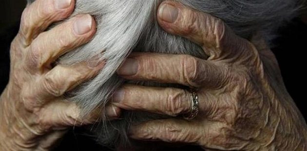 Γιαγιάδες 81 και 95 ετών έπαιξαν ξύλο με τις μαγκούρες στον Άλιμο
