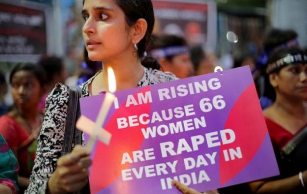Ινδή έφηβη κατήγγειλε βουλευτή για βιασμό και τώρα δίνει μάχη για τη ζωή της