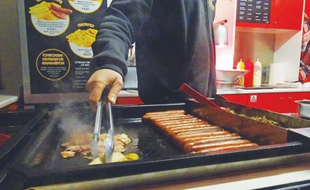 Ιδιοκτήτης καντίνας πλάκωσε γυναίκες γιατί… έτρωγαν σάντουιτς από το σπίτι