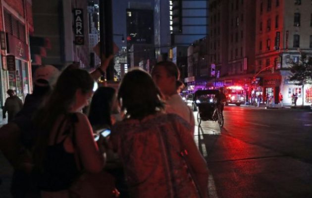 Μπλακ άουτ στο Μανχάταν – Λέτε να φταίει η ΔΕΗ; Να αναλάβει ο Χατζηδάκης