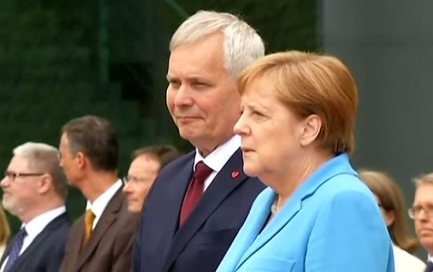 Για τρίτη φορά η Μέρκελ εθεάθη να τρέμει – Το έπαθε στην υποδοχή του Φινλανδού πρωθυπουργού