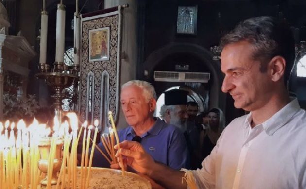 Ο Μητσοτάκης πήγε για προσκύνημα εξπρές στην Τήνο